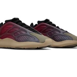 adidas Men's Yeezy 700 V3 'Fade Carbon'